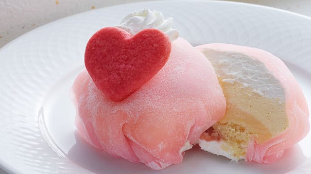 2種類のクリームとババロア、スポンジの4つの層
